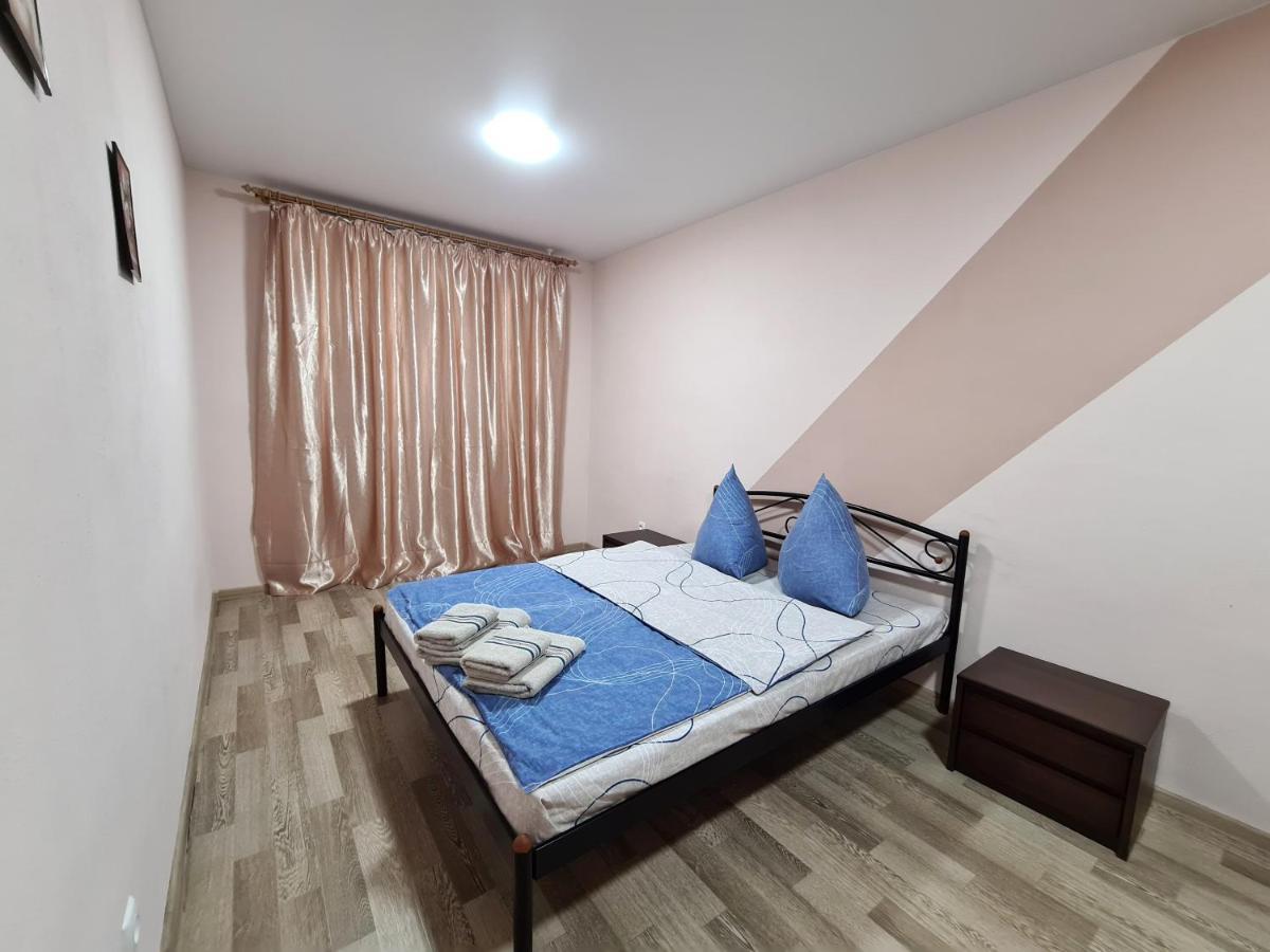 3-Room Apartment Near Inturist On Sobornyi Avenue 156, By Grandhome Zaporizhia Exterior foto